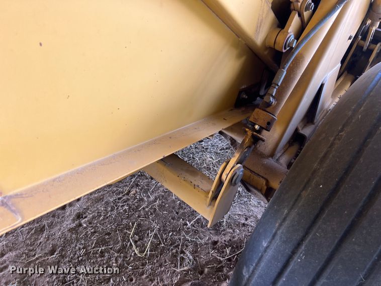 image for item LU9930 2005 Vermeer 605M round baler