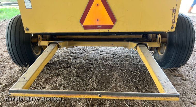 image for item LU9930 2005 Vermeer 605M round baler