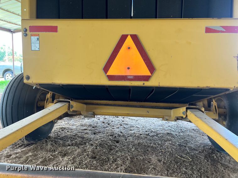 image for item LU9930 2005 Vermeer 605M round baler