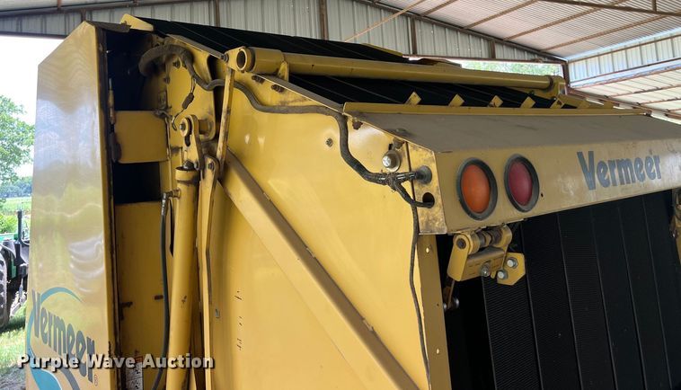 image for item LU9930 2005 Vermeer 605M round baler