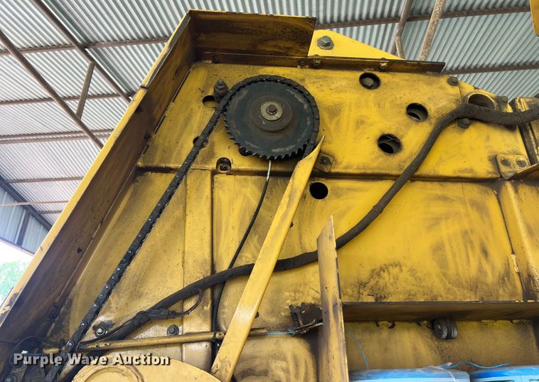 image for item LU9930 2005 Vermeer 605M round baler