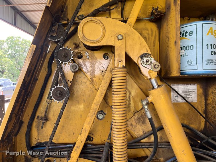 image for item LU9930 2005 Vermeer 605M round baler