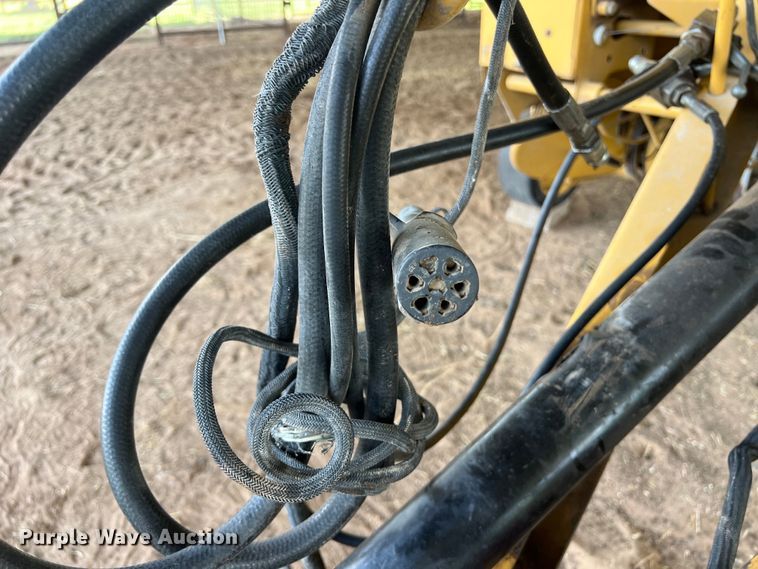 image for item LU9930 2005 Vermeer 605M round baler