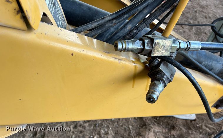 image for item LU9930 2005 Vermeer 605M round baler