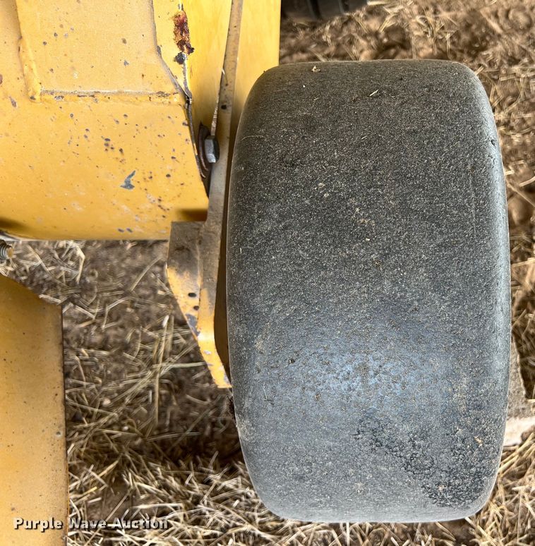 image for item LU9930 2005 Vermeer 605M round baler