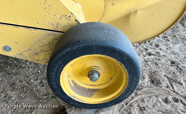 image for item LU9930 2005 Vermeer 605M round baler