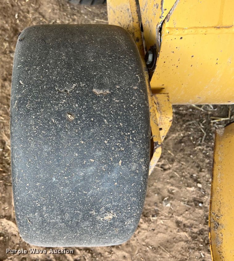 image for item LU9930 2005 Vermeer 605M round baler