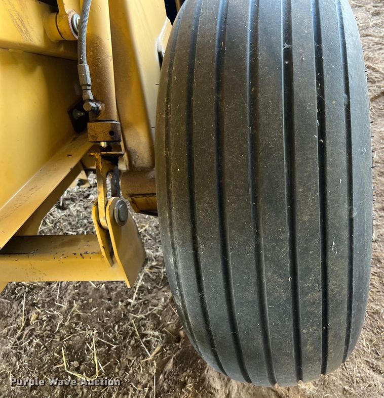 image for item LU9930 2005 Vermeer 605M round baler