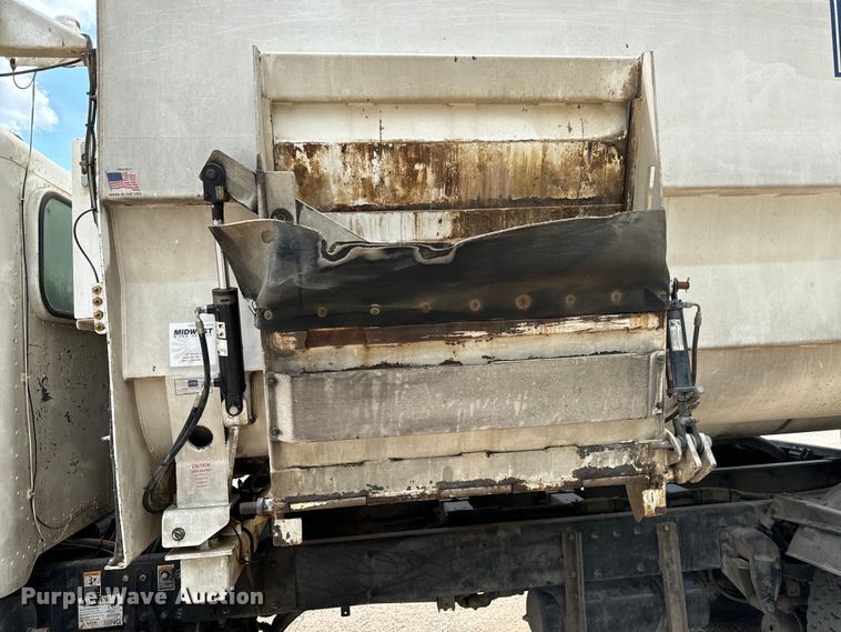 image for item MU9823 2013 Peterbilt 337 feed mixer truck