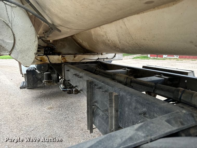 image for item MU9823 2013 Peterbilt 337 feed mixer truck