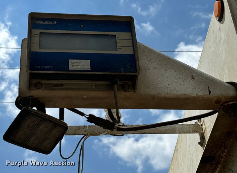 image for item MU9823 2013 Peterbilt 337 feed mixer truck