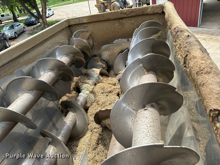 image for item MU9823 2013 Peterbilt 337 feed mixer truck