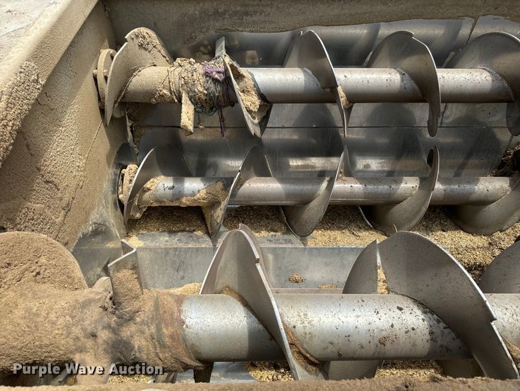 image for item MU9823 2013 Peterbilt 337 feed mixer truck