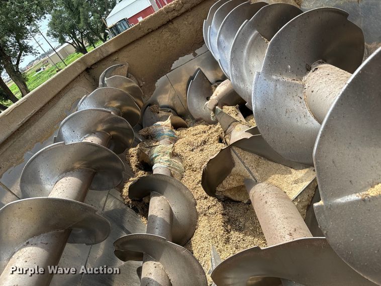 image for item MU9823 2013 Peterbilt 337 feed mixer truck