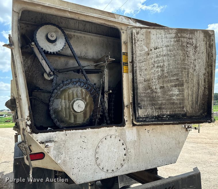 image for item MU9823 2013 Peterbilt 337 feed mixer truck