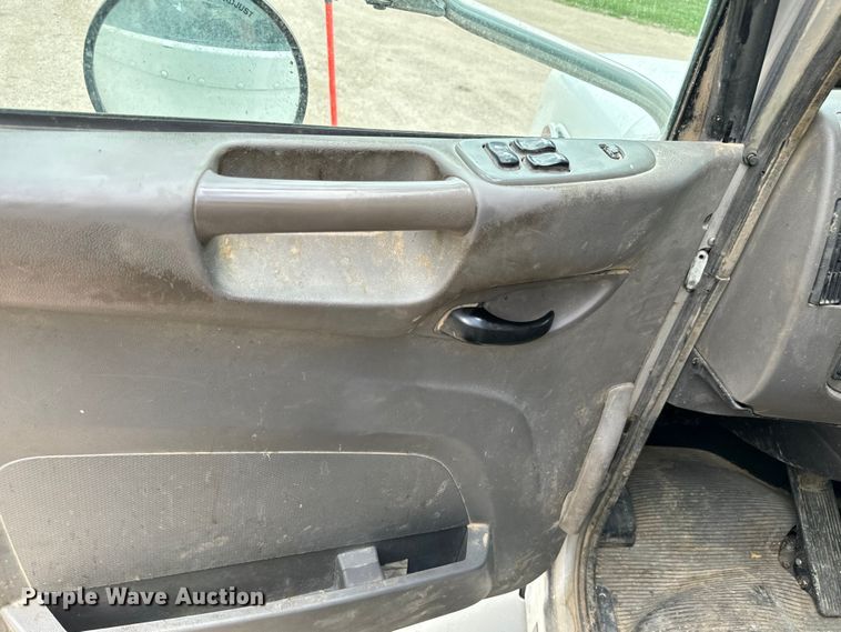 image for item MU9823 2013 Peterbilt 337 feed mixer truck