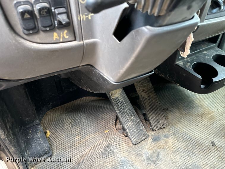 image for item MU9823 2013 Peterbilt 337 feed mixer truck