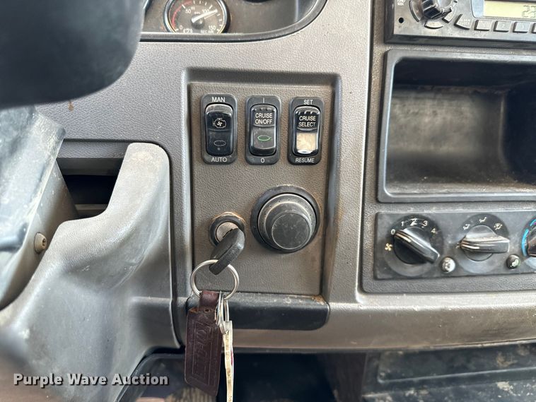 image for item MU9823 2013 Peterbilt 337 feed mixer truck