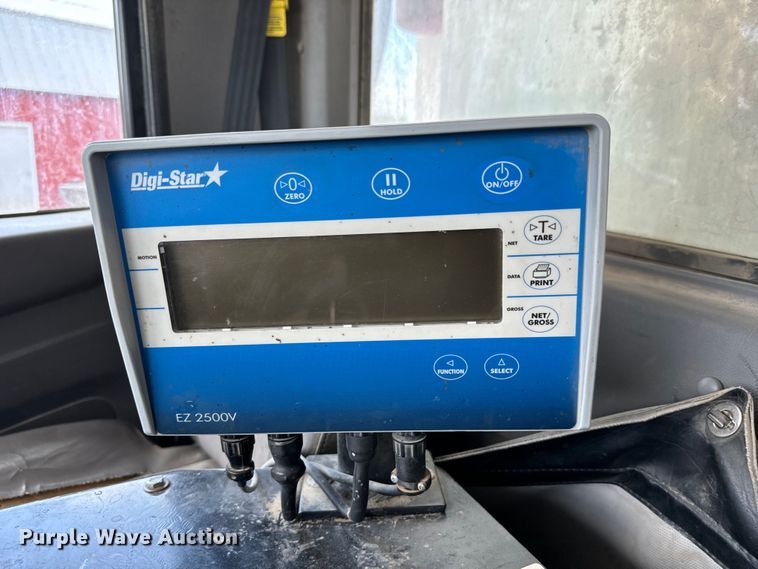 image for item MU9823 2013 Peterbilt 337 feed mixer truck