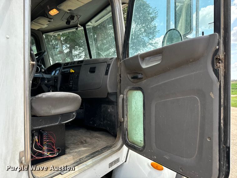 image for item MU9823 2013 Peterbilt 337 feed mixer truck