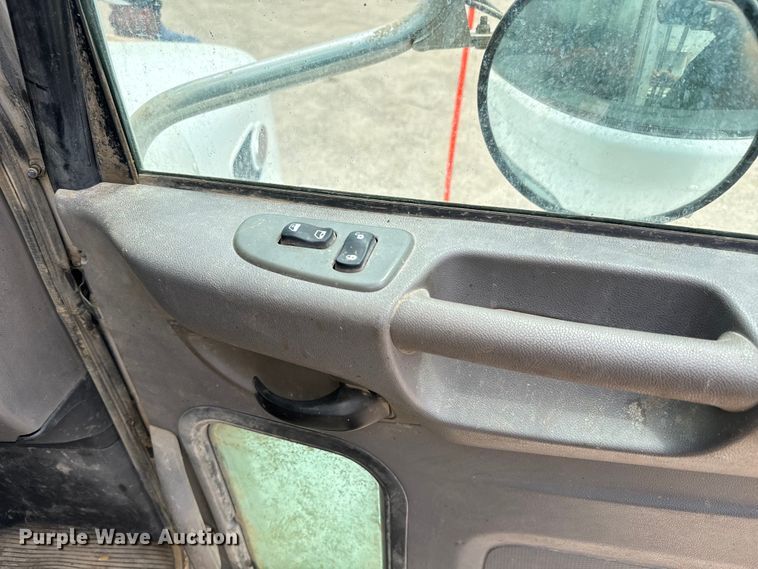 image for item MU9823 2013 Peterbilt 337 feed mixer truck