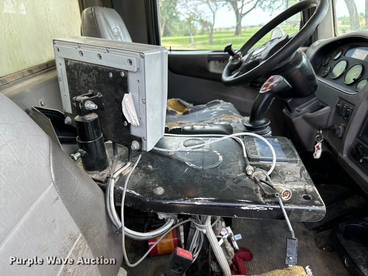 image for item MU9823 2013 Peterbilt 337 feed mixer truck