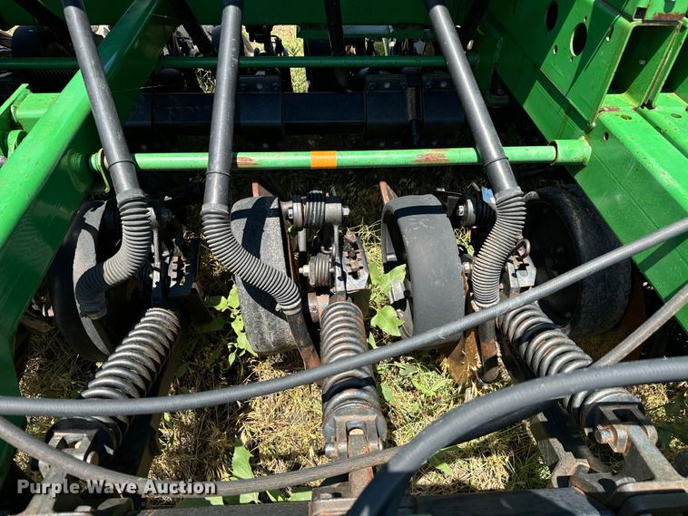 image for item MU9831 2003 John Deere 1590 grain drill