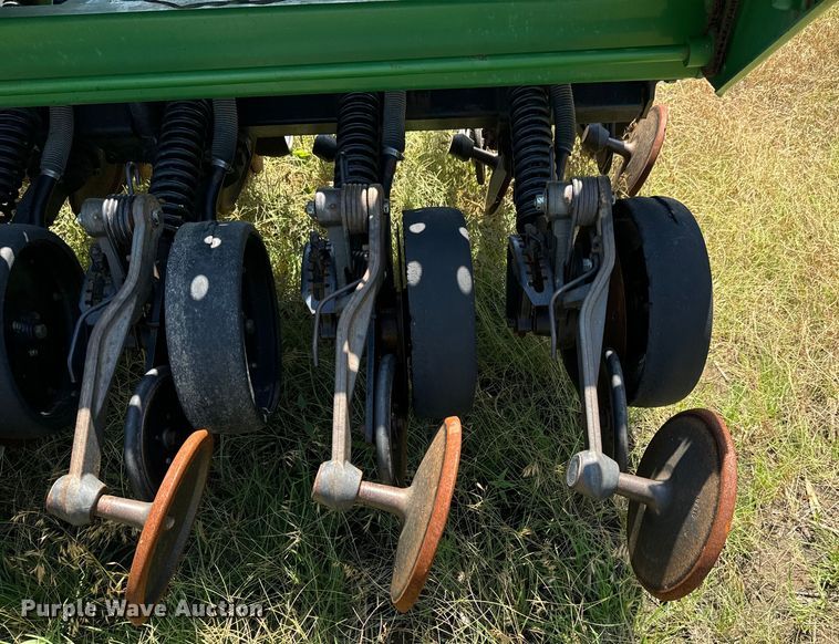 image for item MU9831 2003 John Deere 1590 grain drill