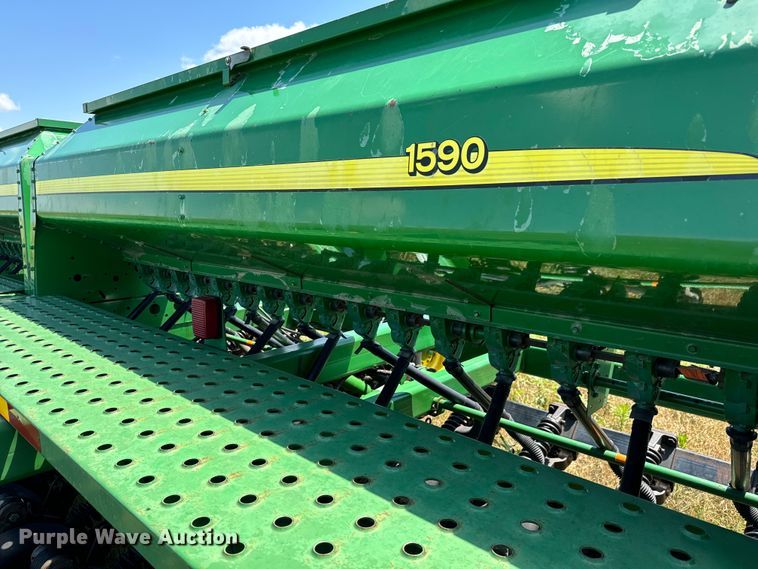 image for item MU9831 2003 John Deere 1590 grain drill