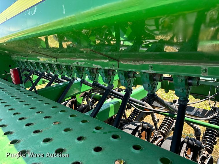 image for item MU9831 2003 John Deere 1590 grain drill