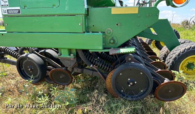 image for item MU9831 2003 John Deere 1590 grain drill