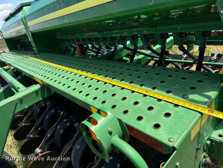 image for item MU9831 2003 John Deere 1590 grain drill