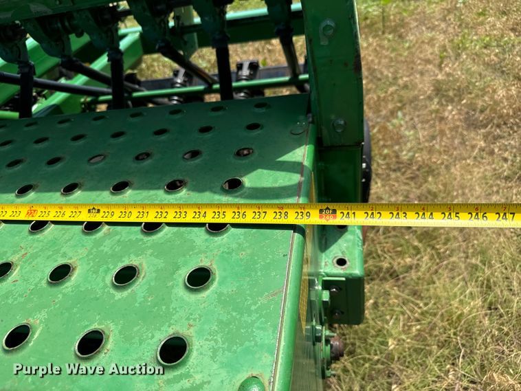 image for item MU9831 2003 John Deere 1590 grain drill