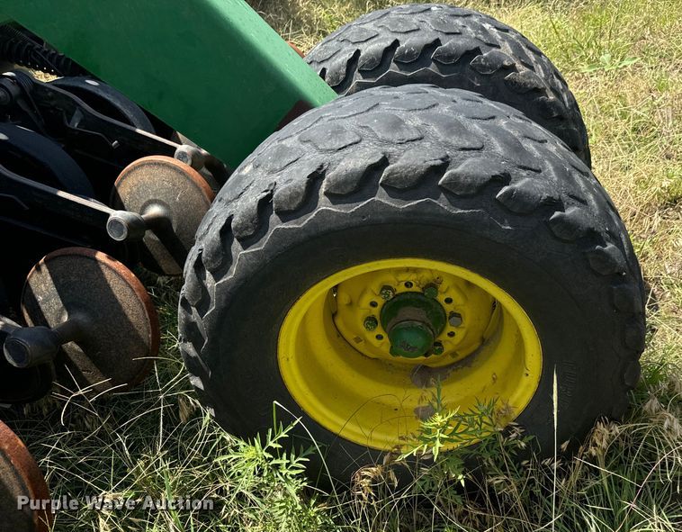 image for item MU9831 2003 John Deere 1590 grain drill