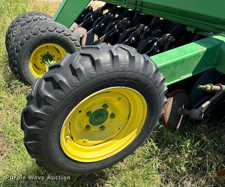 image for item MU9831 2003 John Deere 1590 grain drill