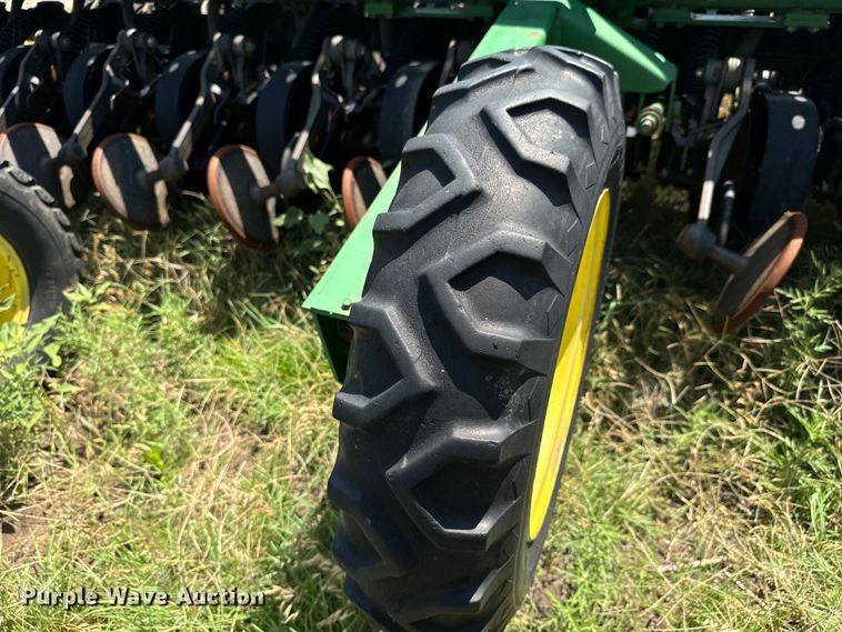 image for item MU9831 2003 John Deere 1590 grain drill