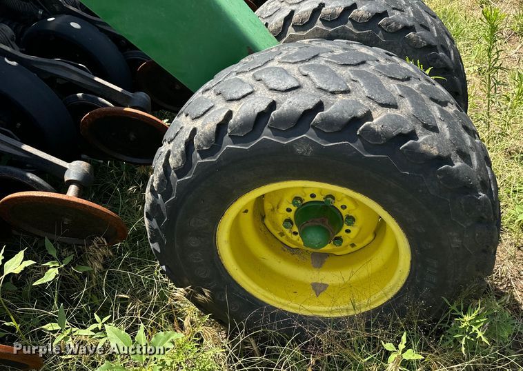 image for item MU9831 2003 John Deere 1590 grain drill