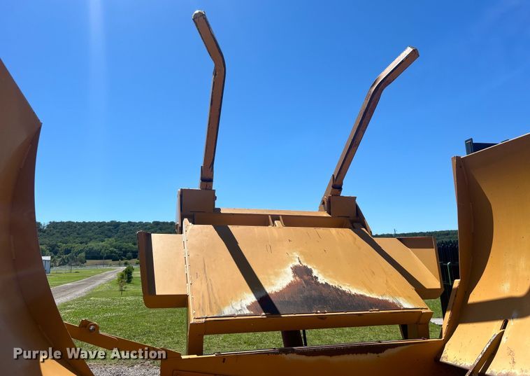 image for item NB9432 Haybuster 2650 bale processor