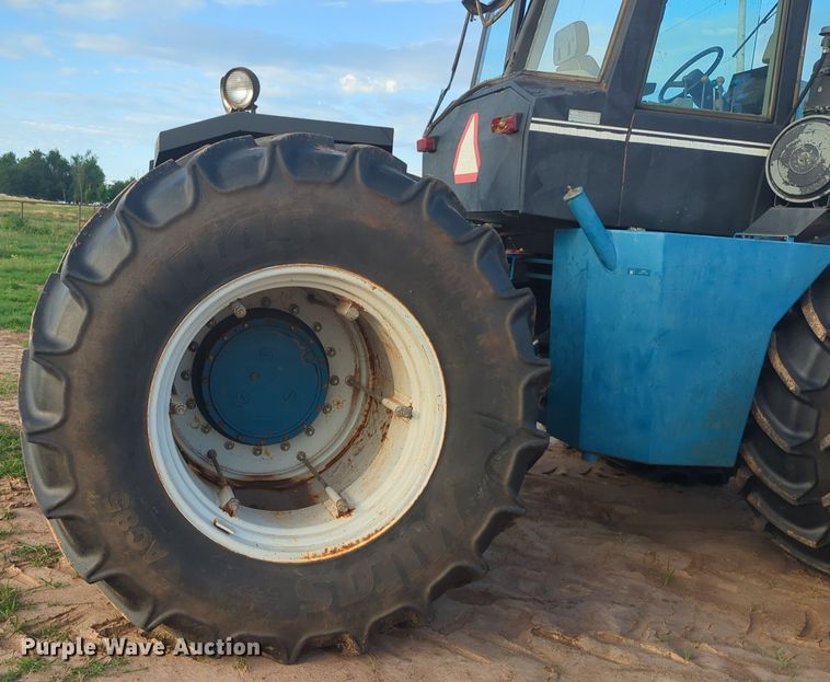 image for item NG9886 1993 Ford Versatile 876 4WD tractor