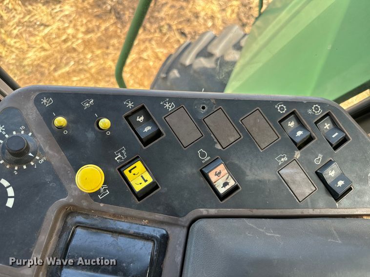 image for item NQ9571 1995 John Deere 9600 combine