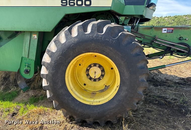 image for item NQ9571 1995 John Deere 9600 combine