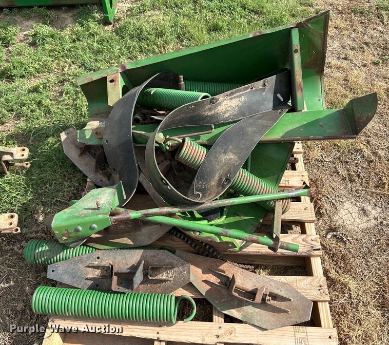 image for item OL9639 John Deere 653A all-crop head