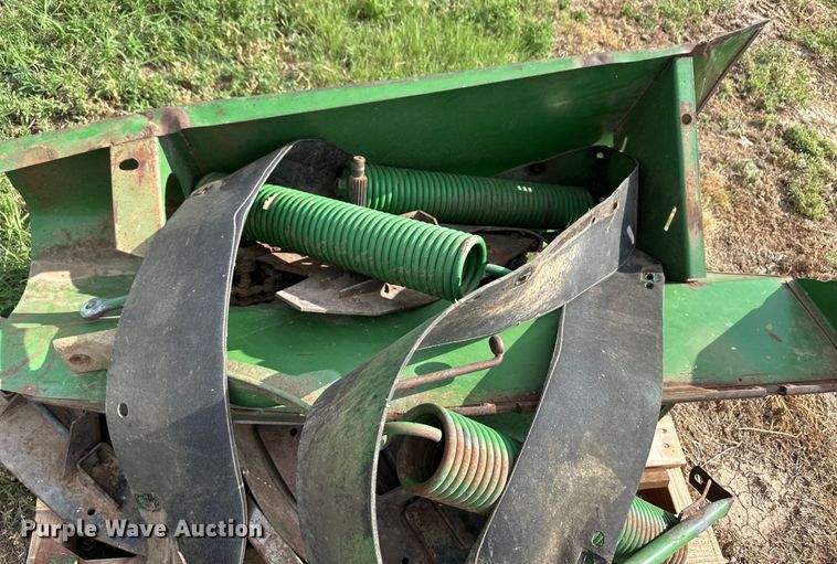 image for item OL9639 John Deere 653A all-crop head