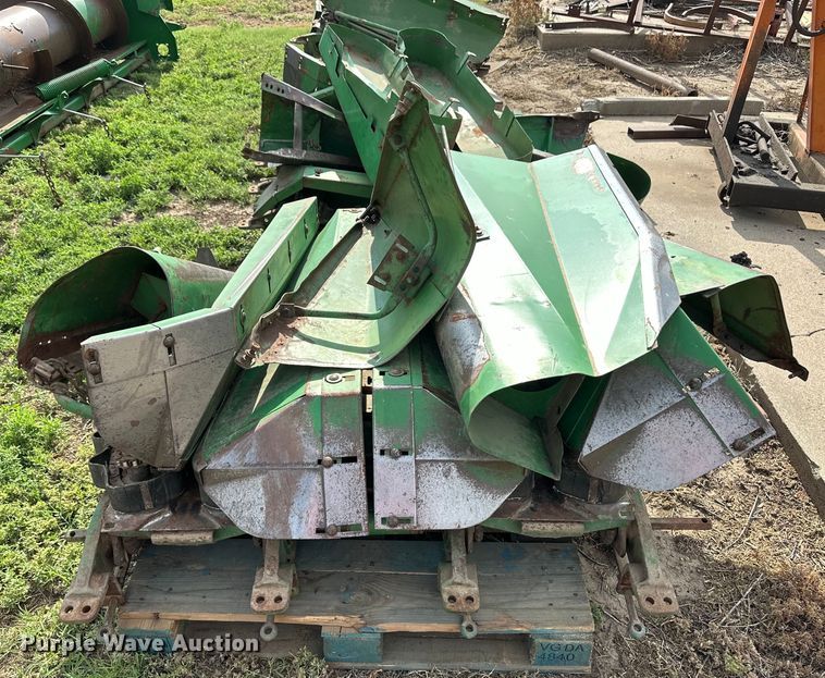 image for item OL9639 John Deere 653A all-crop head