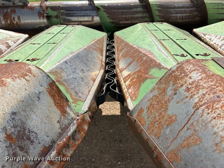 image for item OL9640 John Deere 853A all-crop head