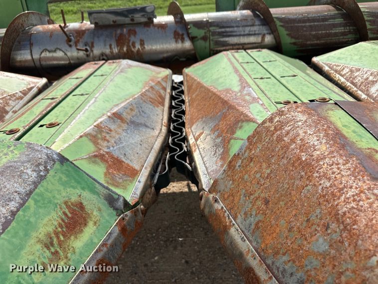 image for item OL9640 John Deere 853A all-crop head