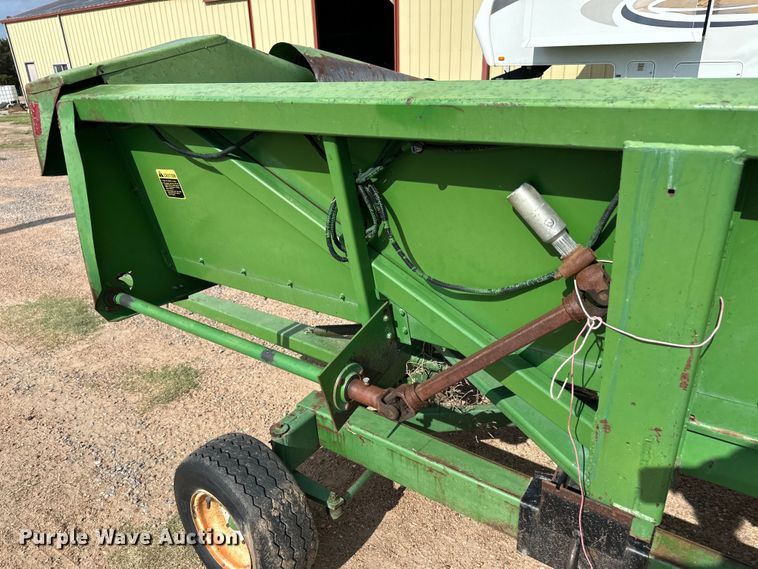 image for item OL9640 John Deere 853A all-crop head