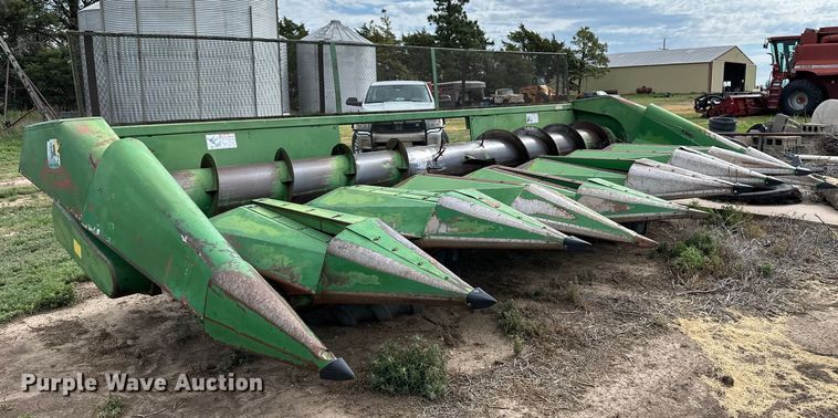 image for item OL9642 John Deere 853A all-crop head