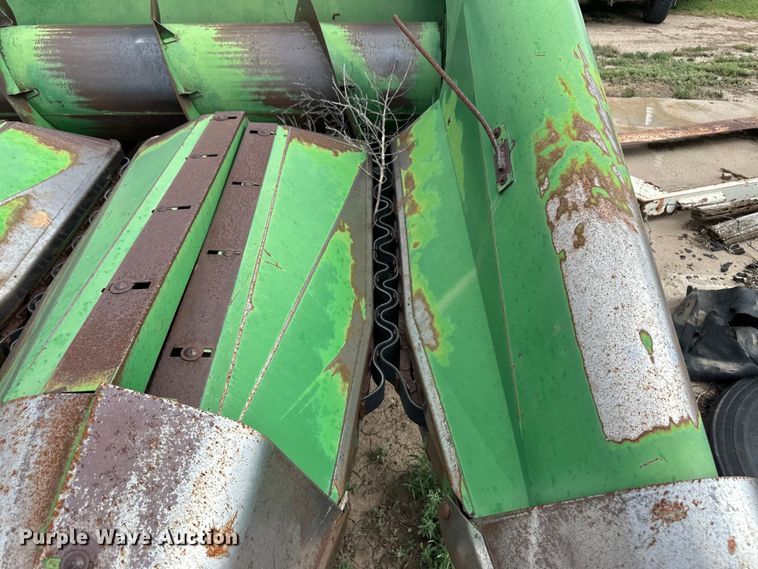 image for item OL9642 John Deere 853A all-crop head