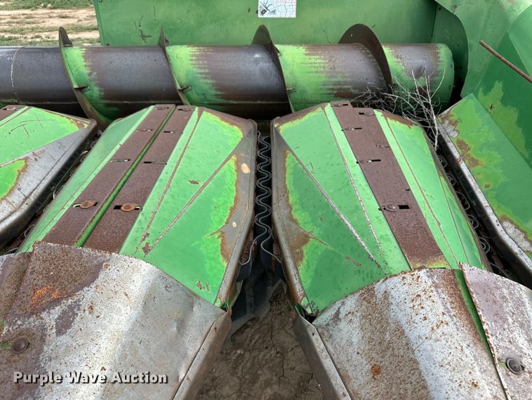 image for item OL9642 John Deere 853A all-crop head